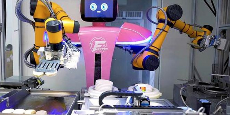  Ķīnā maltīti var ieturēt pilnīgi automatizētā robotu restorānā