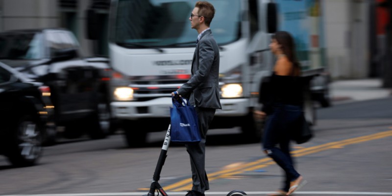 Nākamvasar arī elektrisko skrejriteņu braucējiem būs jāievēro īpaši noteikumi