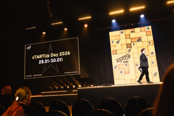 sTARTUp Day 2026: 6 dienas līdz 10 gadu jubilejai — jauni runātāji, praktiski semināri un īpašs “uzlīmju velosipēds”