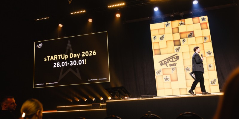sTARTUp Day 2026: 6 dienas līdz 10 gadu jubilejai — jauni runātāji, praktiski semināri un īpašs “uzlīmju velosipēds”