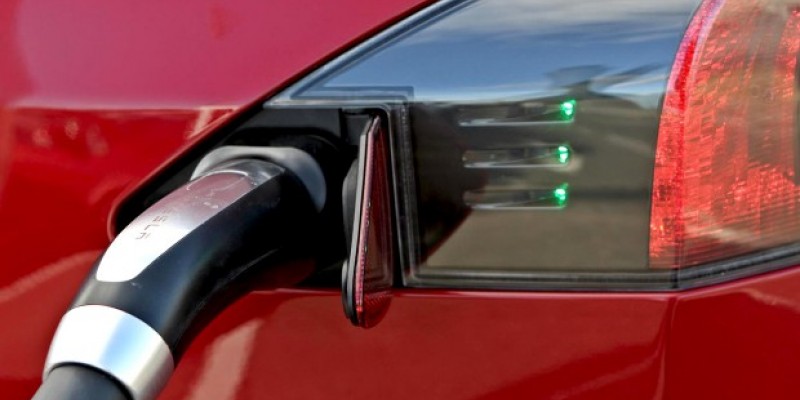 Litija jonu baterijas kļūst aizvien lētākas, solot konkurētspējīgas elektromobiļu cenas